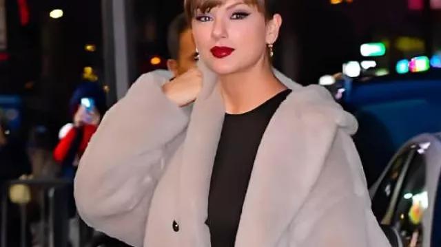 « The Late Show with Stephen Colbert » Taylor Swift Manteau en fausse fourrure à capuche
