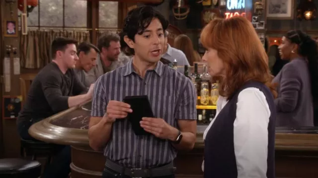 Chemise Katin Barley portée par Steve (Pablo Castelblanco) vue dans Happy’s Place (S02E03)