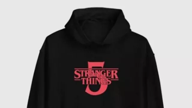 Stranger Things S05 Une dernière aventure Sweat à capuche noir porté par dans Stranger Things Stranger Things (S00E00)
