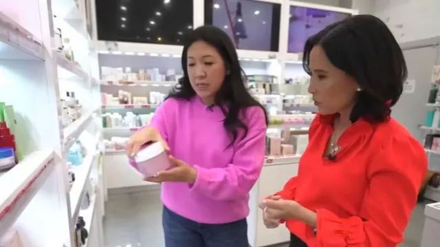 Haut J. Crew à col volant porté par Vicky Nguyen tel que vu dans Today le 11 décembre 2025