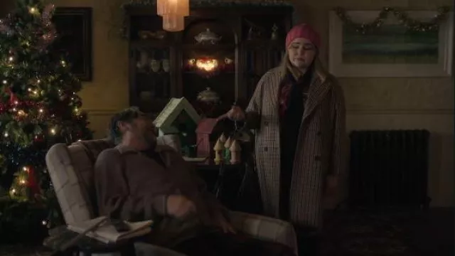 Steve Madden Vêtements, manteau Prince pour femmes porté par Kate (Mae Whitman), tel que vu dans Twelve Dates 'Til Christmas (S01E01)