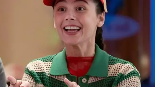 Chemise à manches courtes rayées au crochet portée par Violet Wilner telle que vue dans Mistletoe Murders (S02E06)