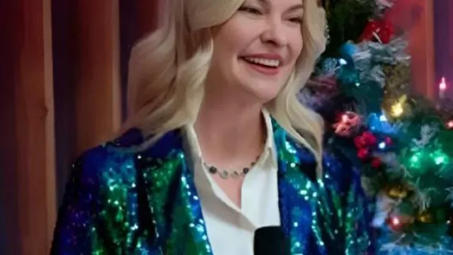 Blazer à sequins porté par (Brooke Carmichael) tel que vu dans Mistletoe Murders (S02E06)