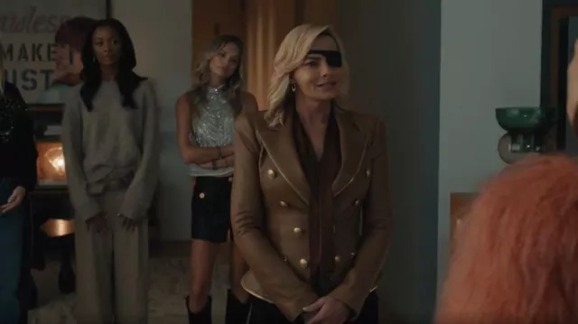 Blusa de seda con cuello con cuentas y cuello con cuentas Elie Tahari Kendal usada por Tiffany "Tiff" Giles (Jaime Pressly) como se ve en Elsbeth (S03E09)