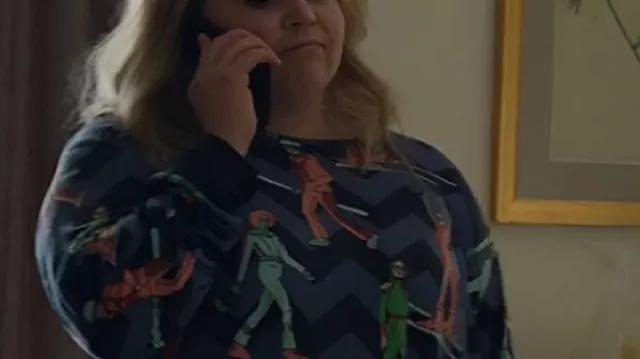 Douze dates jusqu’à Noël 2025 Mae Whitman Sweat graphique porté par Kate (Mae Whitman) dans Twelve Dates 'Til Christmas (S01)