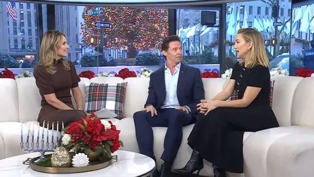 Minijupe en daim Rixo Wiley portée par Savannah Guthrie telle que vue dans Today le 15 décembre 2025