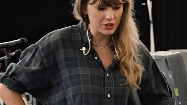 Taylor Swift El fin de una era Camisa de cuadros corta que lleva Self (Taylor Swift) como se ve en Taylor Swift | La gira Eras | El fin de una era (S01E06)