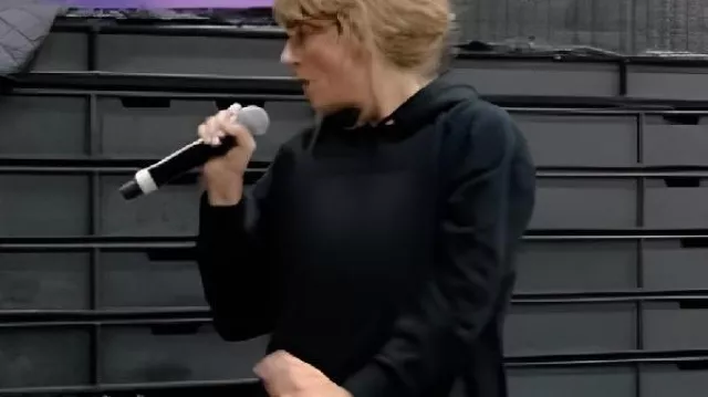 Taylor Swift El fin de una era Sudadera negra que lleva Self (Taylor Swift) como se ve en Taylor Swift | La gira Eras | El fin de una era (S01E06)