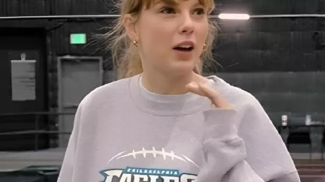 La fin d’une ère Taylor Swift Sweat des Eagles porté par Self (Taylor Swift) tel que vu dans Taylor Swift | La tournée Eras | La fin d’une ère (S01E06)