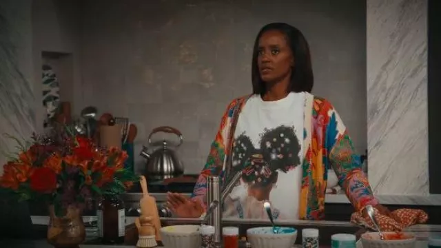 T-shirt lourd à motif afro girl coloré en épingle à cheveux en diamant de haute qualité, utilisé par Olympia Lawrence (Skye P. Marshall) tel que vu dans Matlock (S02E08)