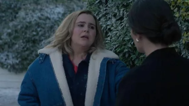 Chaqueta vaquera de mujer Per Una con forro azul borg y cuello que lleva Kate (Mae Whitman) como se ve en Twelve Dates 'Til Christmas (S01E02)