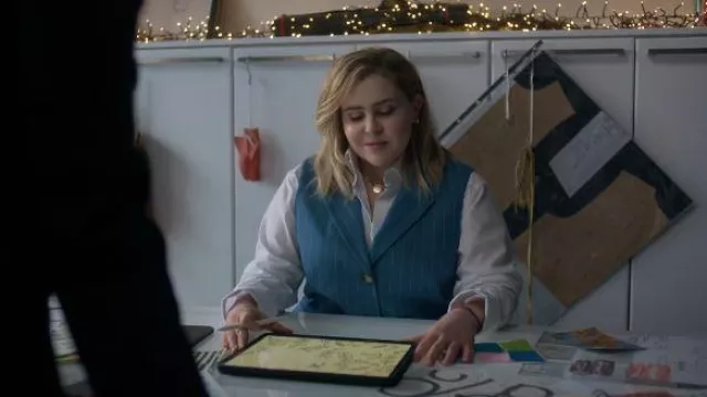Chaleco de rayas a rayas a medida de M&S usado por Kate (Mae Whitman) tal como se ve en Doce Fechas hasta Navidad (S01E02)