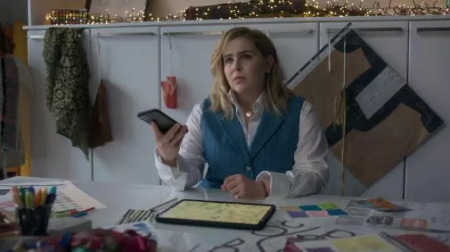 Camisa de algodón puro Marks and Spencer que lleva Kate (Mae Whitman) como se ve en Doce citas hasta Navidad (S01E02)