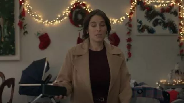 Abrigo envolvente de Ralph Lauren Leonarda que lleva Drew (Eimear Morrissey) como se ve en Twelve Dates 'Til Christmas (S01E02)