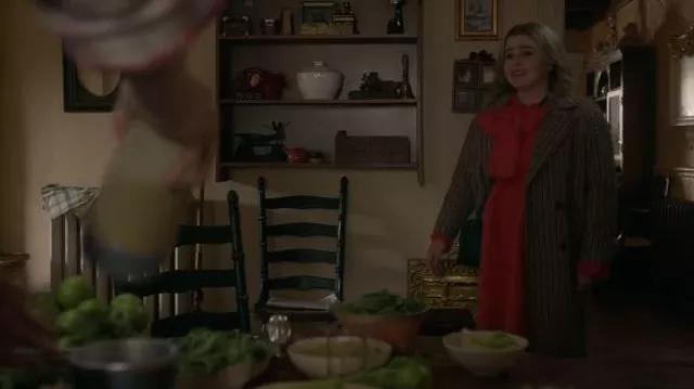 Steve Madden Prenda Abrigo Príncipe de Mujer que lleva Kate (Mae Whitman) como se ve en Twelve Dates 'Til Christmas (S01E02)