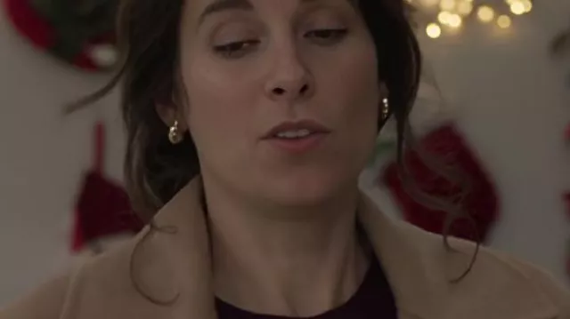Doce fechas hasta Navidad Abrigo envolvente marrón de Lucy Eaton que lleva Laura (Lucy Eaton) como se ve en Doce citas hasta Navidad (S01E06)