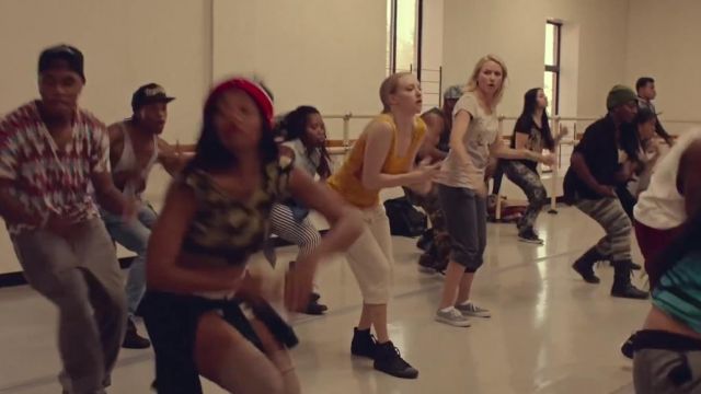 Les sneakers grises et blanches de Cornelia dans While We're Young