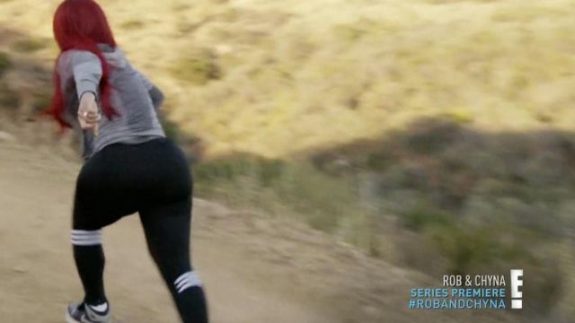 Pendiente recoger Cenar Sneakers Nike Air Jordan 1 grey and black Committee Chyna in Rob & Chyna  S01E01 | Spotern