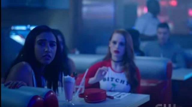the bag heart red Chery Blossom ( Madelaine Petsch) in Riverdale