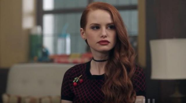 The pin cherry red Cheryl Blossom ( Madelaine Petsch) in Riverdale S01E08