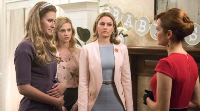 The pink jacket of Alice Cooper (Mädchen Amick) in Riverdale S01E08