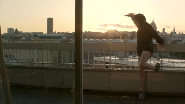 les baskets de Marie (Camille Chamoux) dans Les gazelles