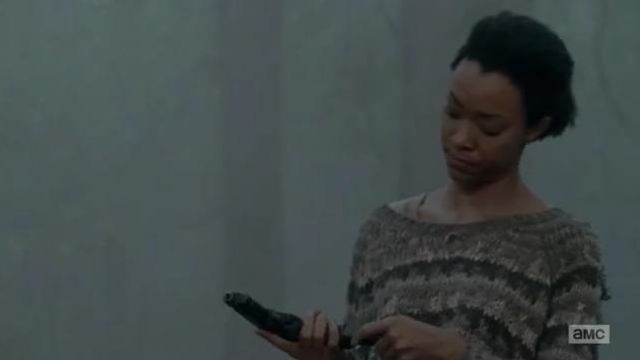 The sweater Free People Sasha (Sonequa Martin-Green) in The Walking Dead S04E13