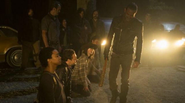 The leather jacket Negan (Jeffrey Dean Morgan) in The Walking Dead S07E01