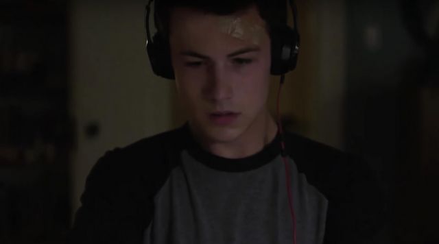 The headphones Beats Clay Jensen (Dylan Minnette) in 13 reason Why