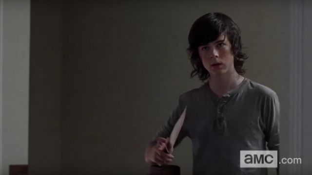 The survival knife by Carl Girmes (Chandler Riggs) in The Walking Dead S05E12