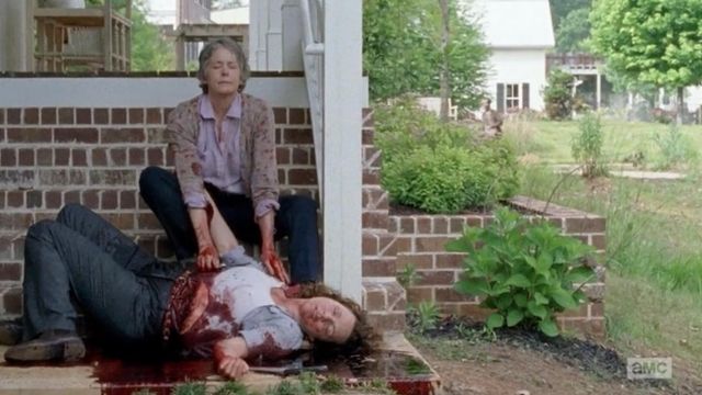 The vest flowers of Carol Peletier (Melissa McBride) in The Walking Dead S06E02