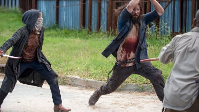 Les boots marron Ecco de Carol Peletier (Melissa McBride) dans The Walking Dead S06E02
