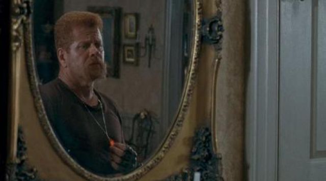 The necklace lights of Abraham Ford (Michael Cudlitz) in The Walking Dead S06E11