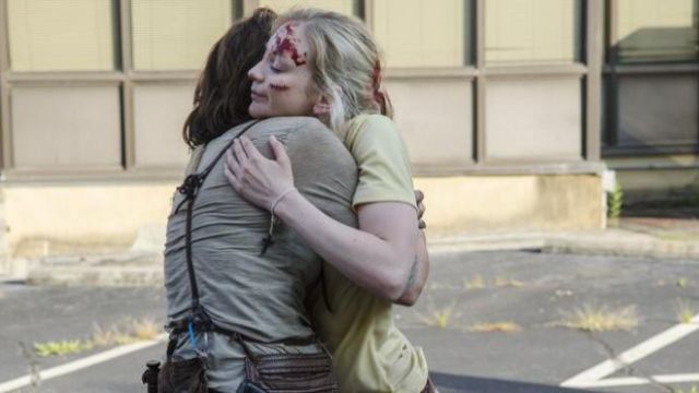 Le bracelet croix de Beth Greene (Emily Kinney) dans The Walking Dead