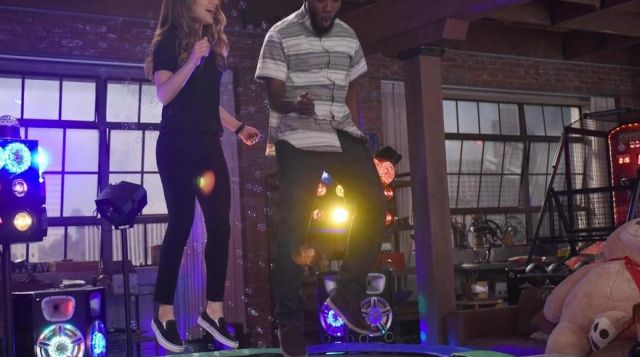 Les sneakers Vans d'Aly Nelson dans New Girl