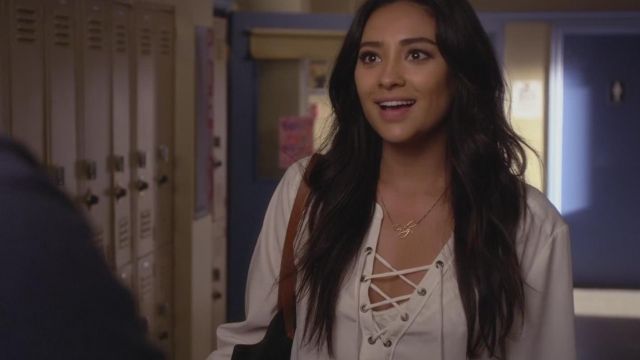 The bag Madewell Emily Fields (Shay Mitchell) in Pretty Little Liars S07E08