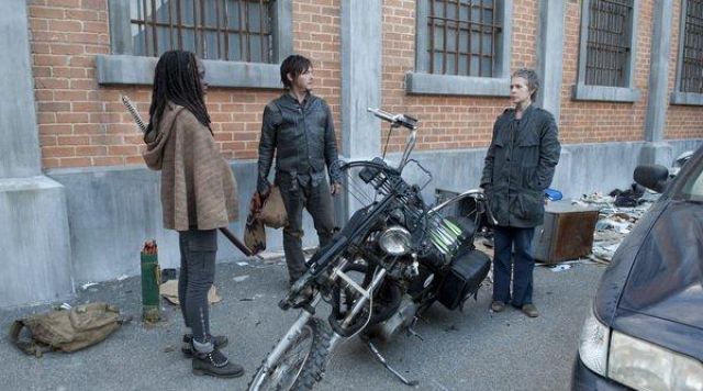 The gray coat Free People of Carol Peletier (Melissa McBride) in The Walking Dead S03E16
