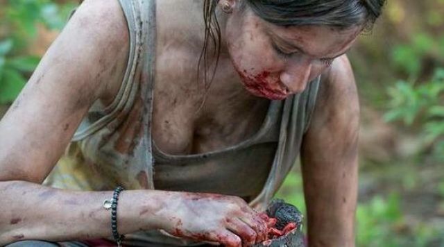 The bracelet of Enid (Katelyn Nacon) in The Walking Dead