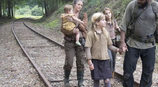 Les bottes noires à sangles de Carol dans The Walking Dead