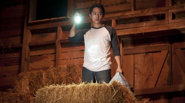 La camiseta azul y blanca de manga larga de Glenn Rhee (Steven Yeun) en The Walking Dead