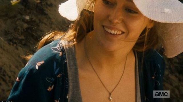 The collar of Alicia Clark (Alycia Debnam-Carey) in Fear The Walking Dead