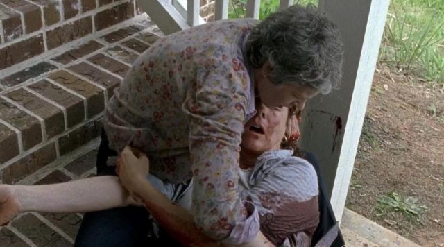 Le haut à fleurs de Carol Peletier (Melissa McBride) dans The Walking Dead