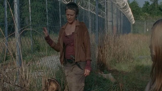 Le top bordeaux de Carol Peletier (Melissa McBride) dans The Walking Dead S04E02