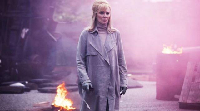 Le trench coat Jason Wu de Melanie Bird Jean Smart dans Legion S01E05