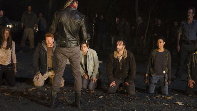 The gray pants of Negan (Jeffrey Dean Morgan) in The Walking Dead S06E16