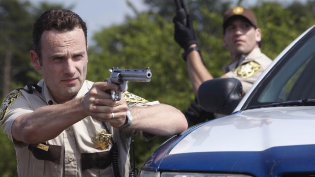La réplica de la camisa del sheriff de Rick Grimes (Andrew Lincoln) y Shane Walsh en The Walking Dead S01E01