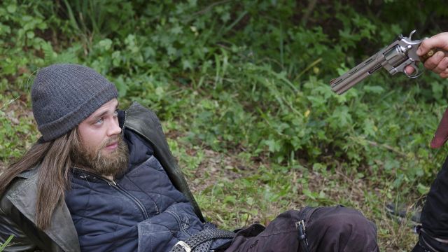 Le gilet bleu molletoné de Jesus / Paul Rovia (Tom Payne) dans The Walking Dead S06E10