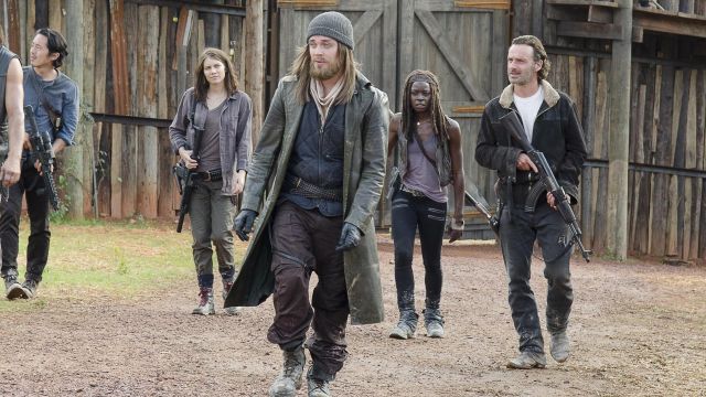 Los pantalones marrones de Jesús / Paul Rovia (Tom Payne) en The Walking Dead temporada 6