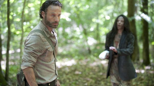 The beige shirt of Rick Grimes (Andrew Lincoln) in The Walking Dead Season  4