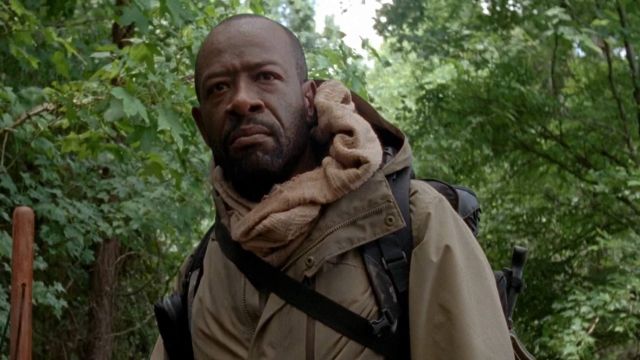 El abrigo beige de Morgan Jones (Lennie James) en The Walking Dead S05E01